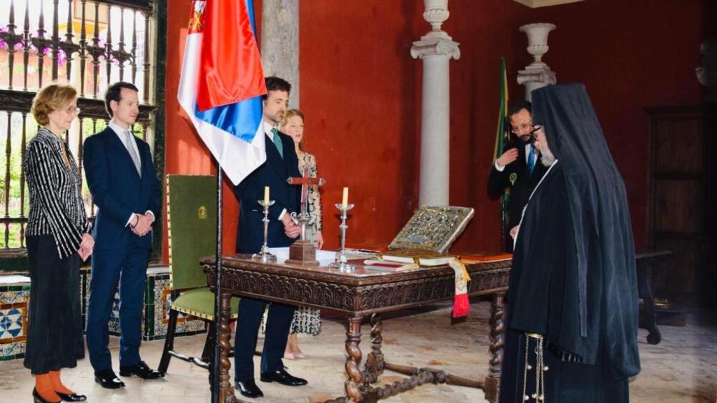 Pedro de Serbia durante su abdicación en el Palacio de Pilatos de Sevilla.