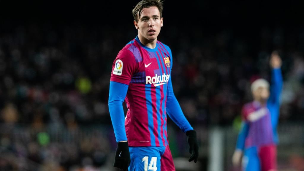 Nico González durante un partido con el Barça