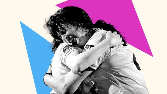 Dos jugadoras del Truk United FC abrazadas