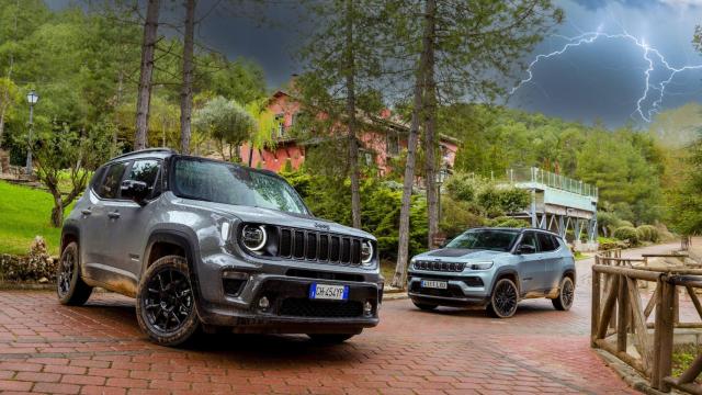 Jeep amplia su gama electrificada con los nuevos Renegade e-hybrid y Compass e-hybrid.