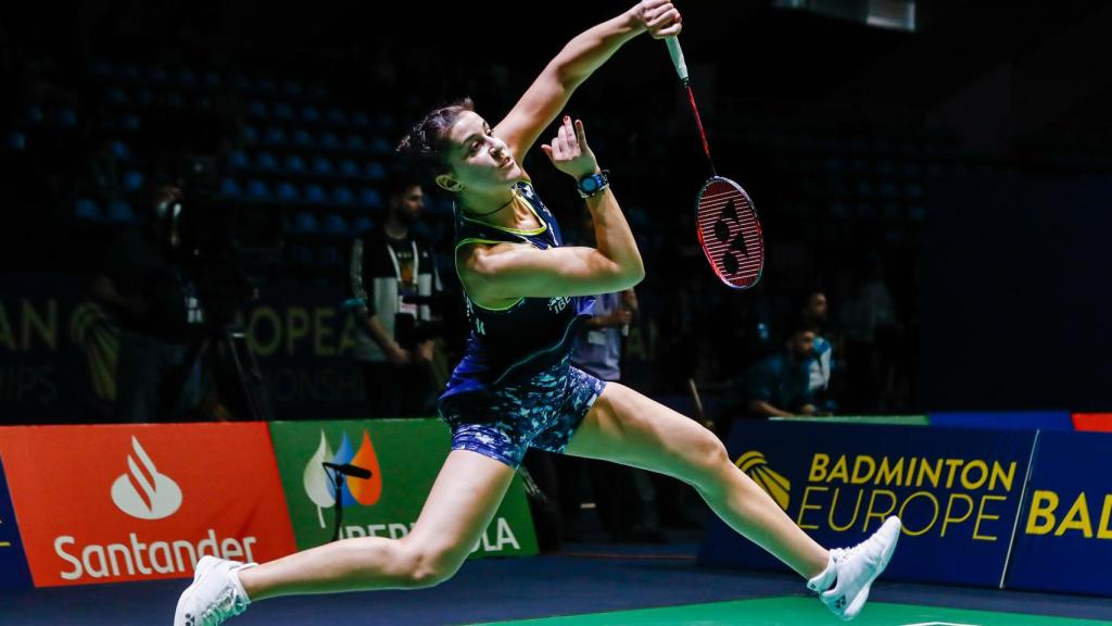 Carolina Marín salvando un punto complicado ante Line Kjaersfeldt en el Europeo de bádminton