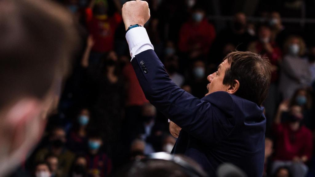 Ergin Ataman haciendo gestos a la grada del Palau Blaugrana tras un Barça - Efes