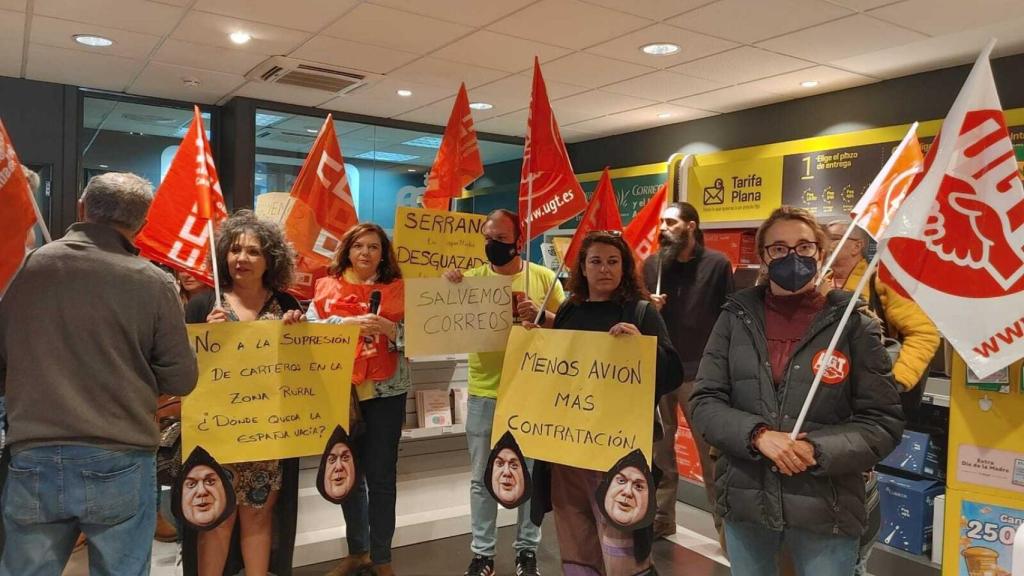 Encierro en Correos Guadalajara. Foto: UGT CLM.