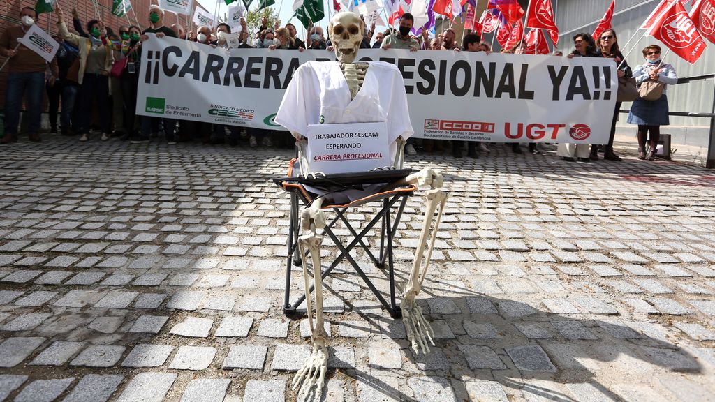 Un momento de la protesta a las puertas del SESCAM.
