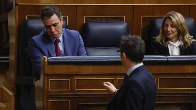 Pedro Sánchez gesticula a Félix Bolaños, en presencia de Yolanda Díaz, en el debate sobre el decreto contra la crisis.