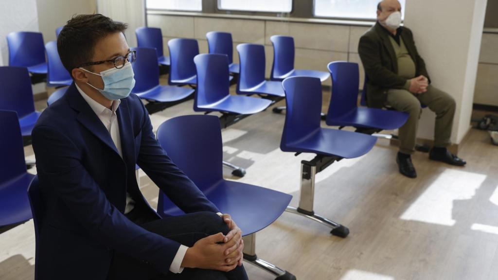 Errejón, este viernes, en el banquillo; al fondo, su supuesta víctima.