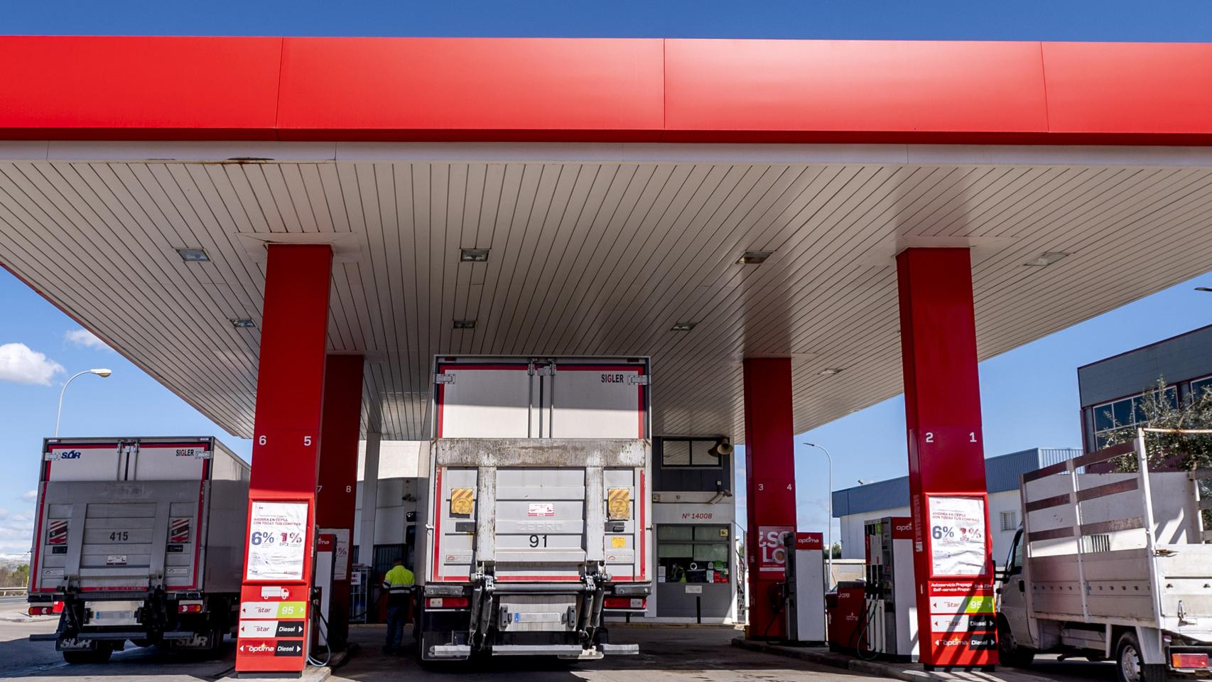 Transportistas repostan con los carburantes más caros.
