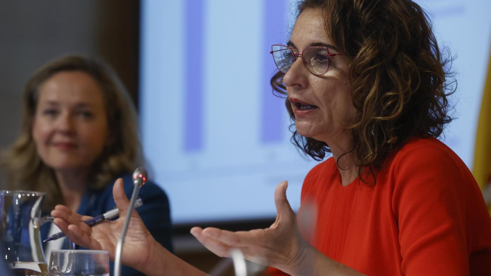 Nadia Calviño, vicepresidenta primera del Gobierno, y María Jesús Montero, ministra de Hacienda y Función Pública, este viernes