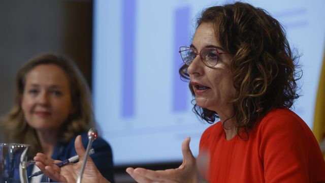 Nadia Calviño, vicepresidenta primera del Gobierno, y María Jesús Montero, ministra de Hacienda y Función Pública, este viernes