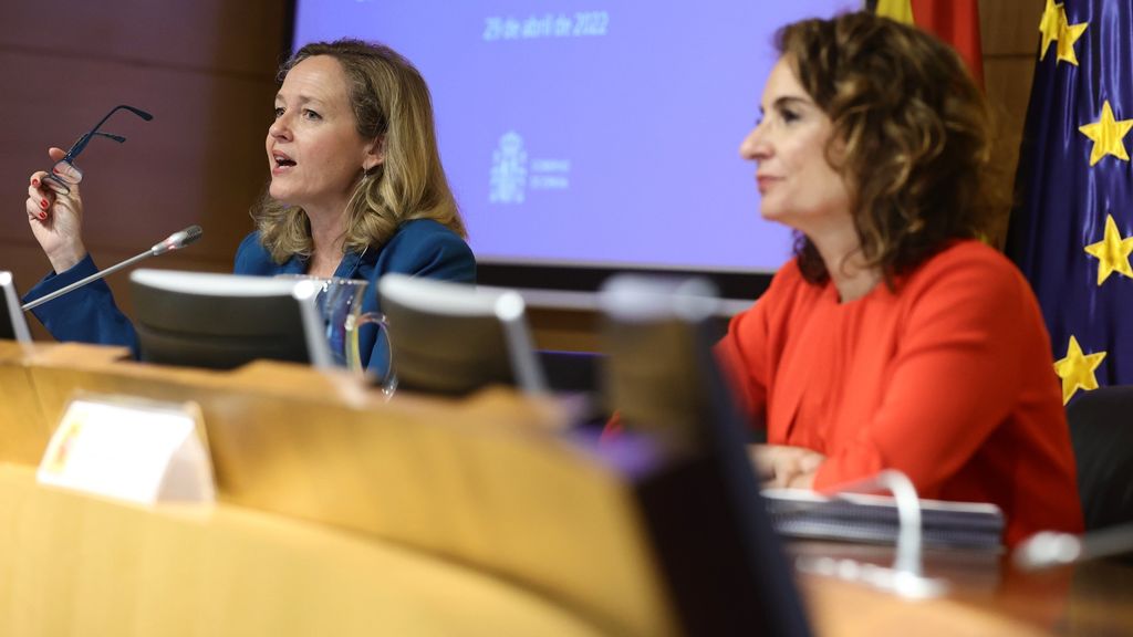 Nadia Calviño, vicepresidenta primera del Gobierno, y María Jesús Montero, ministra de Hacienda, este viernes.