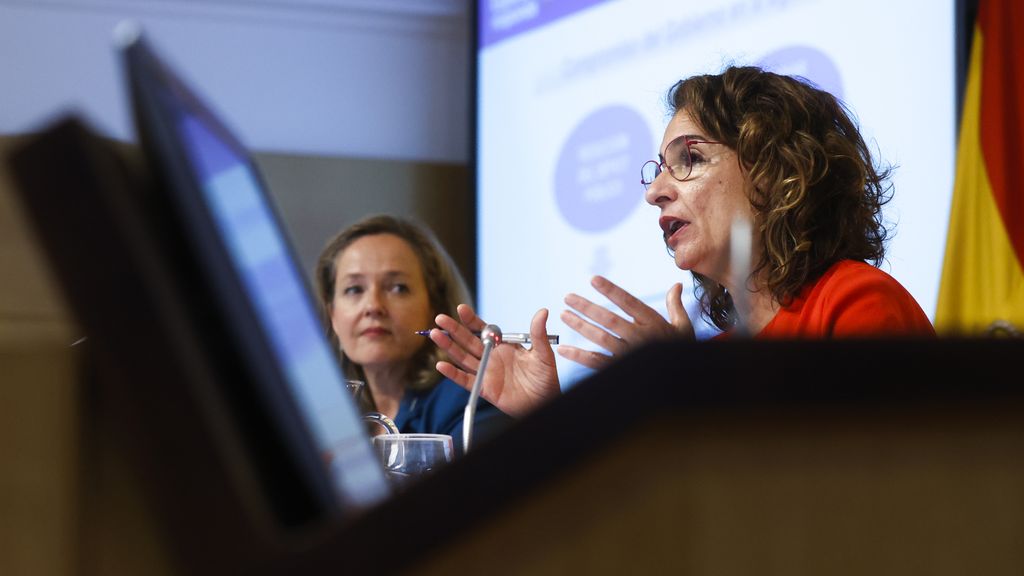 La ministra de Hacienda y Función Pública, María Jesús Montero, y la vicepresidenta primera y ministra de Asuntos Económicos, Nadia Calviño, durante la presentación del escenario macroeconómico 2022-2025, este viernes en el Ministerio de Economía en Madrid.