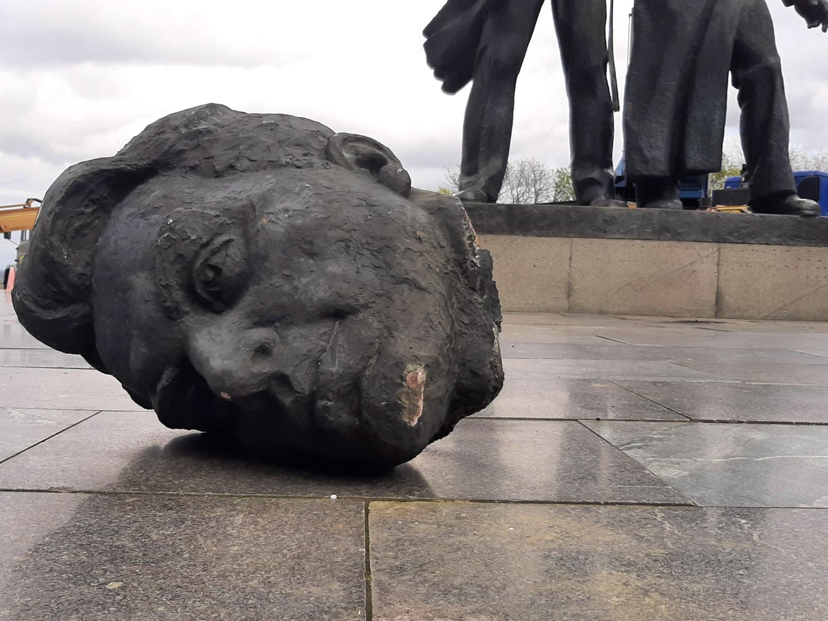 El monumento a la amistad entre Ucrania y Rusia en Kiev, levantado en 1982, destrozado.