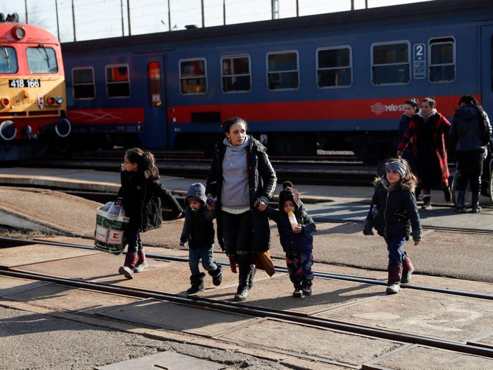 Refugiados ucranianos, saliendo del país.