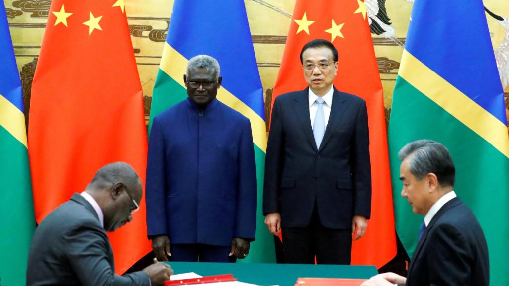 Manasseh Sogavare, primer ministro de Islas Salomon, y el embajador de China