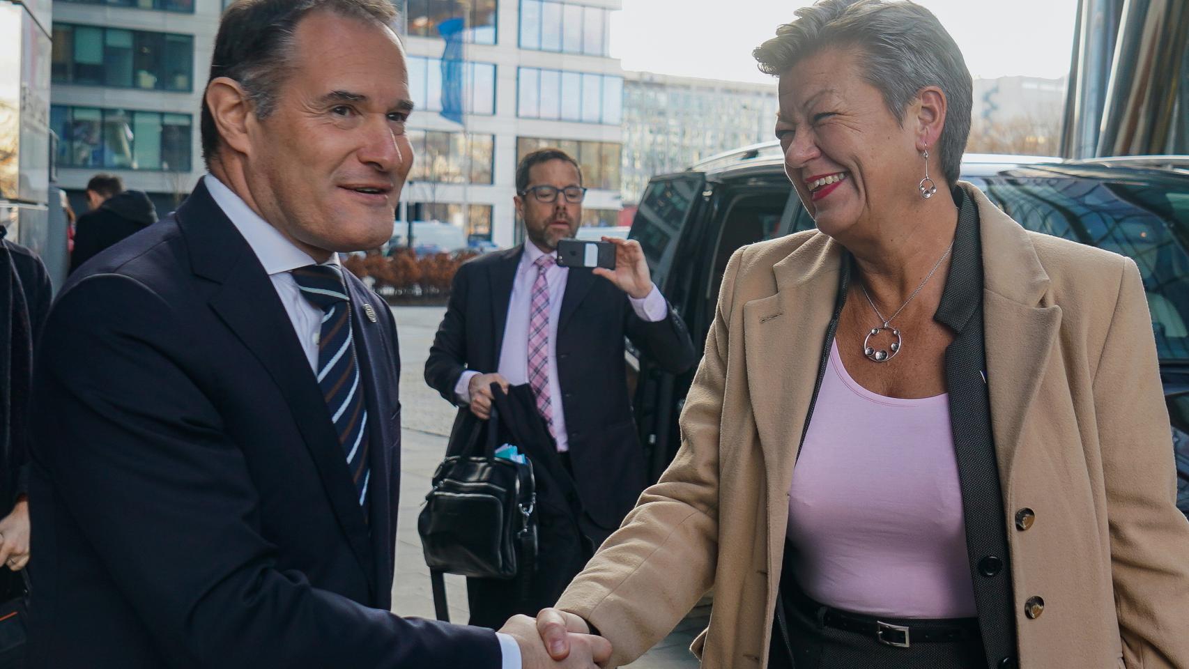 El director de Frontex, Fabrice Leggeri, saluda a la comisaria de Interior, Ylva Johansson