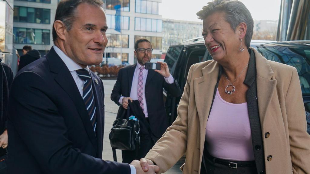 El director de Frontex, Fabrice Leggeri, saluda a la comisaria de Interior, Ylva Johansson