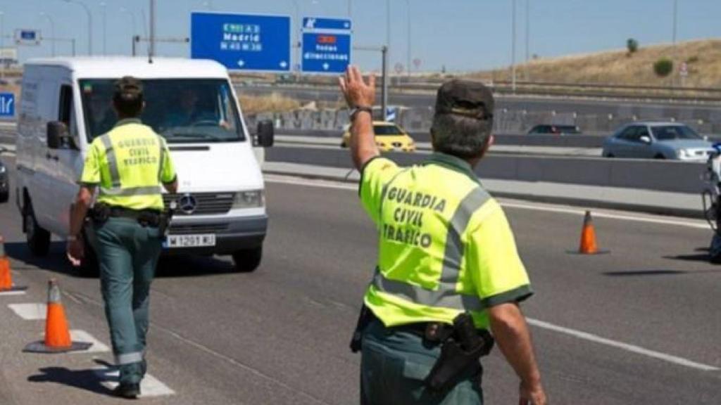 Un guardia civil regulando el tráfico.