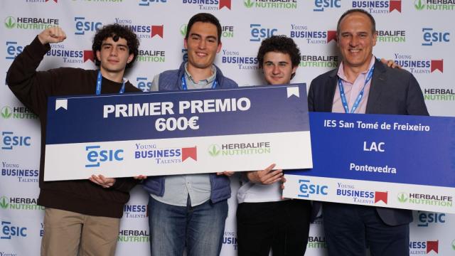 Adrián Álvarez, Iago de Francisco y Óscar Ortega, alumnos del IES San Tomé de Freixeiro de Vigo.