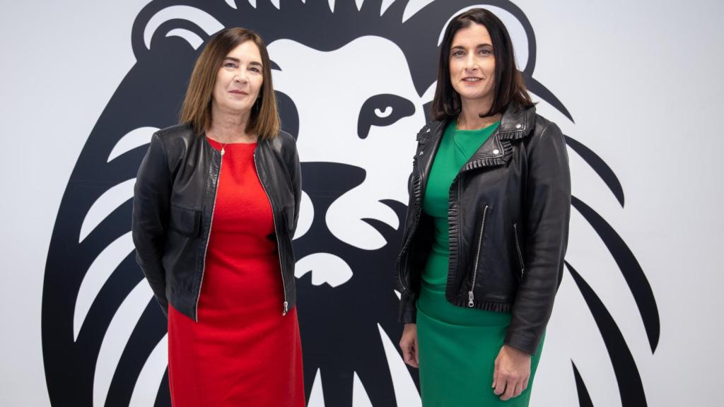 La periodista Charo Izquierdo junto a Gema Igual.