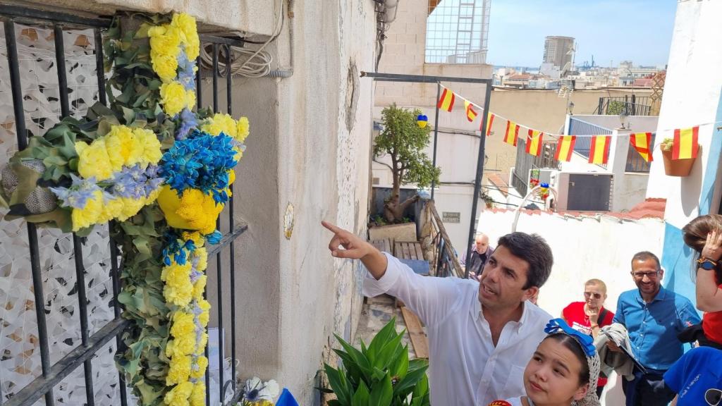 El presidente de la Diputación de Alicante, Carlos Mazón, en la celebración de las Cruces de Mayo de la Santa Cruz en Alicante.