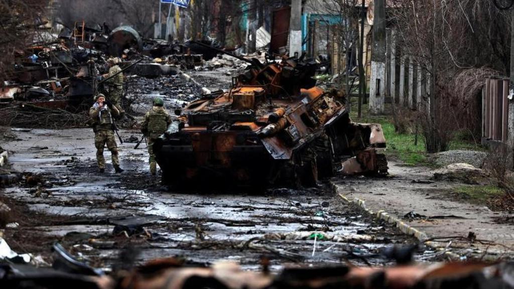 Dos soldados ucranianos en una calle de Bucha en ruinas, el pasado 2 de abril.