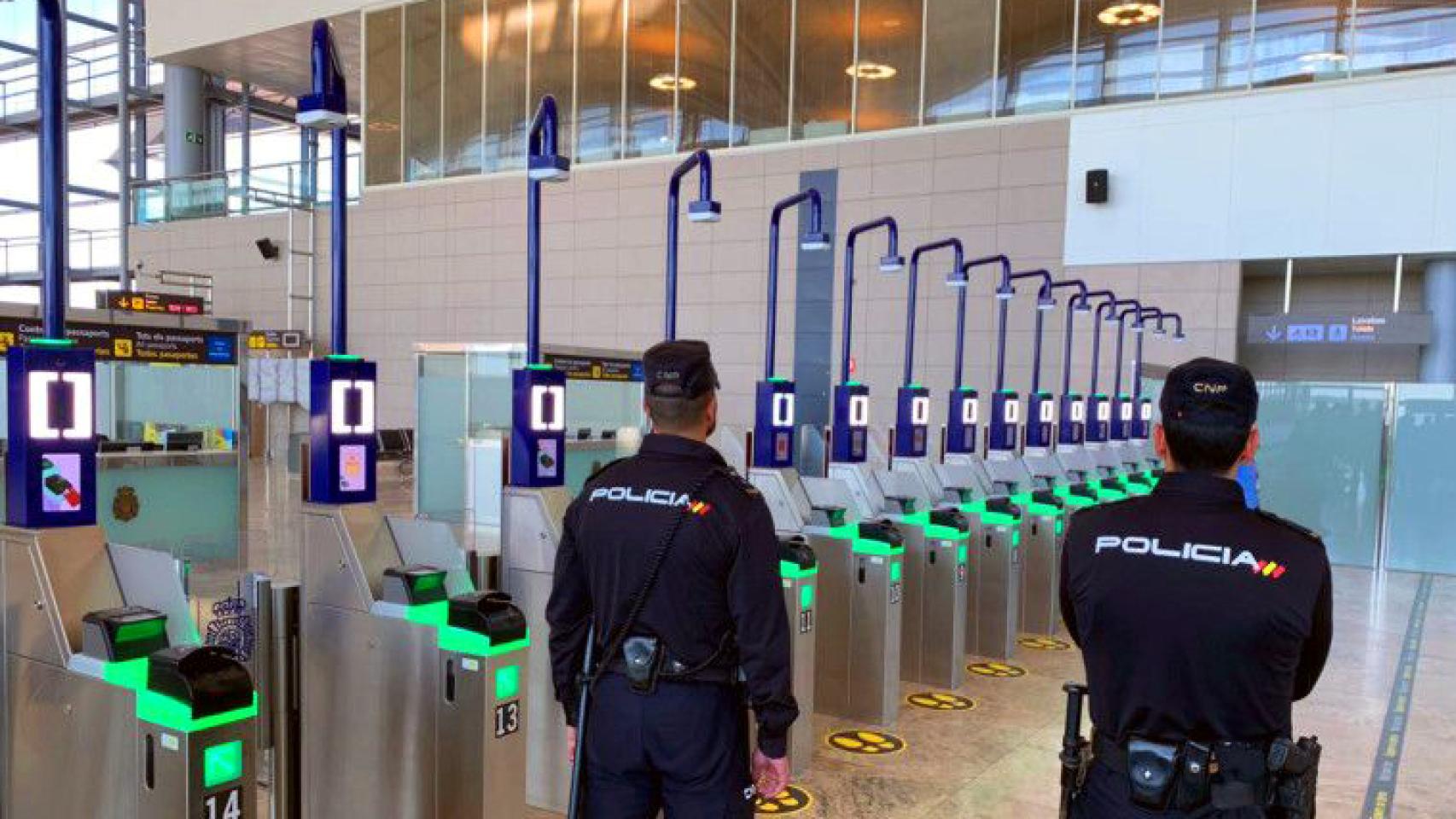 Agentes de la Policía Nacional en el aeropuerto, en imagen de archivo.