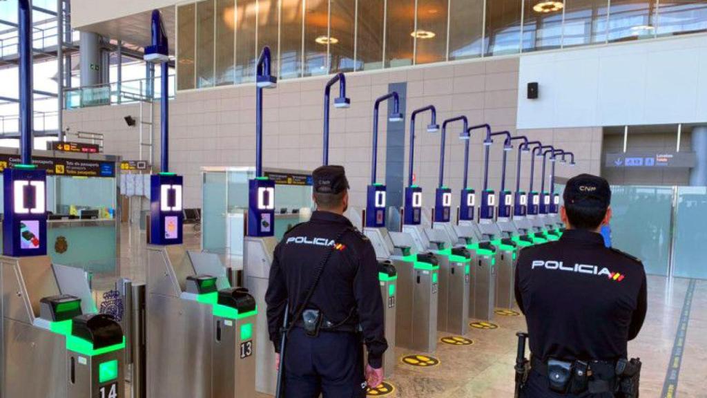 Agentes de la Policía Nacional en el aeropuerto, en imagen de archivo.