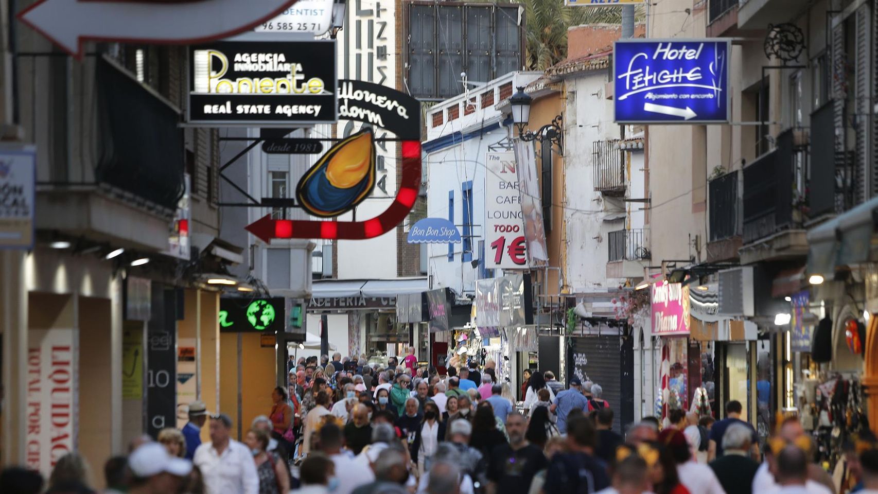 Una céntrica calle de Benidorm, este viernes.