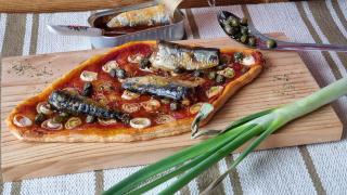 Coca trampa de sardinas de lata, una receta para la que sólo tendrás que comprar bien