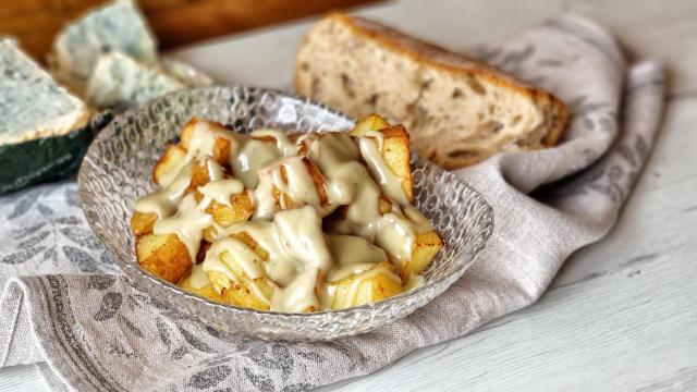 Patatas al cabrales, el aperitivo que busca desbancar a las bravas