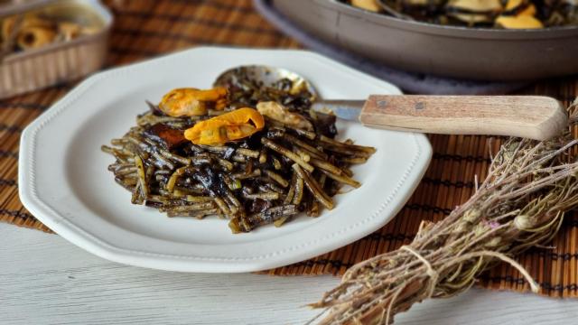 Fideuá negra marinera, la receta con la que no necesitarás saber cocinar