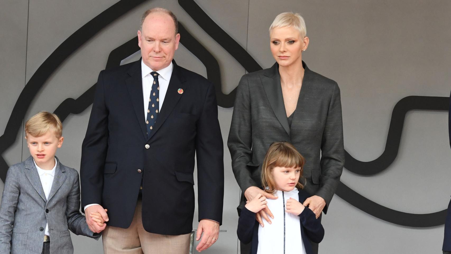 Charlène de Mónaco junto a su marido, el príncipe Alberto, y sus hijos en el Gran Premio de Fórmula 1 de Mónaco.