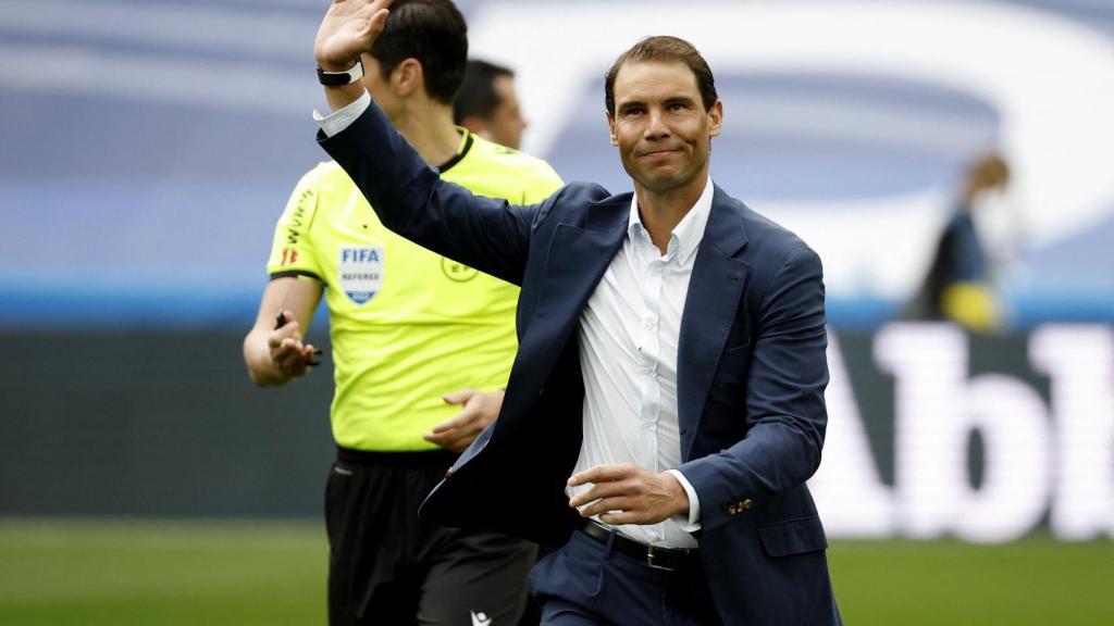 Rafael Nadal realiza el saque de honor antes del Real Madrid - Espanyol