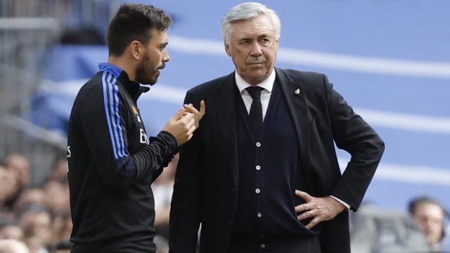 Davide Ancelotti dialoga con Carlo en la banda del Santaigo Bernabéu