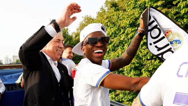 Carlo Ancelotti y Vinicius bailando en la fiesta de La Liga 35 del Real Madrid