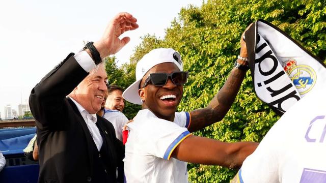 Carlo Ancelotti y Vinicius bailando en la fiesta de La Liga 35 del Real Madrid
