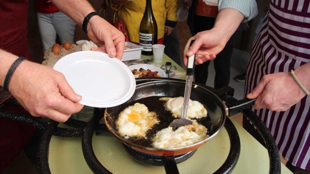 Casañ haciendo huevos fritos.