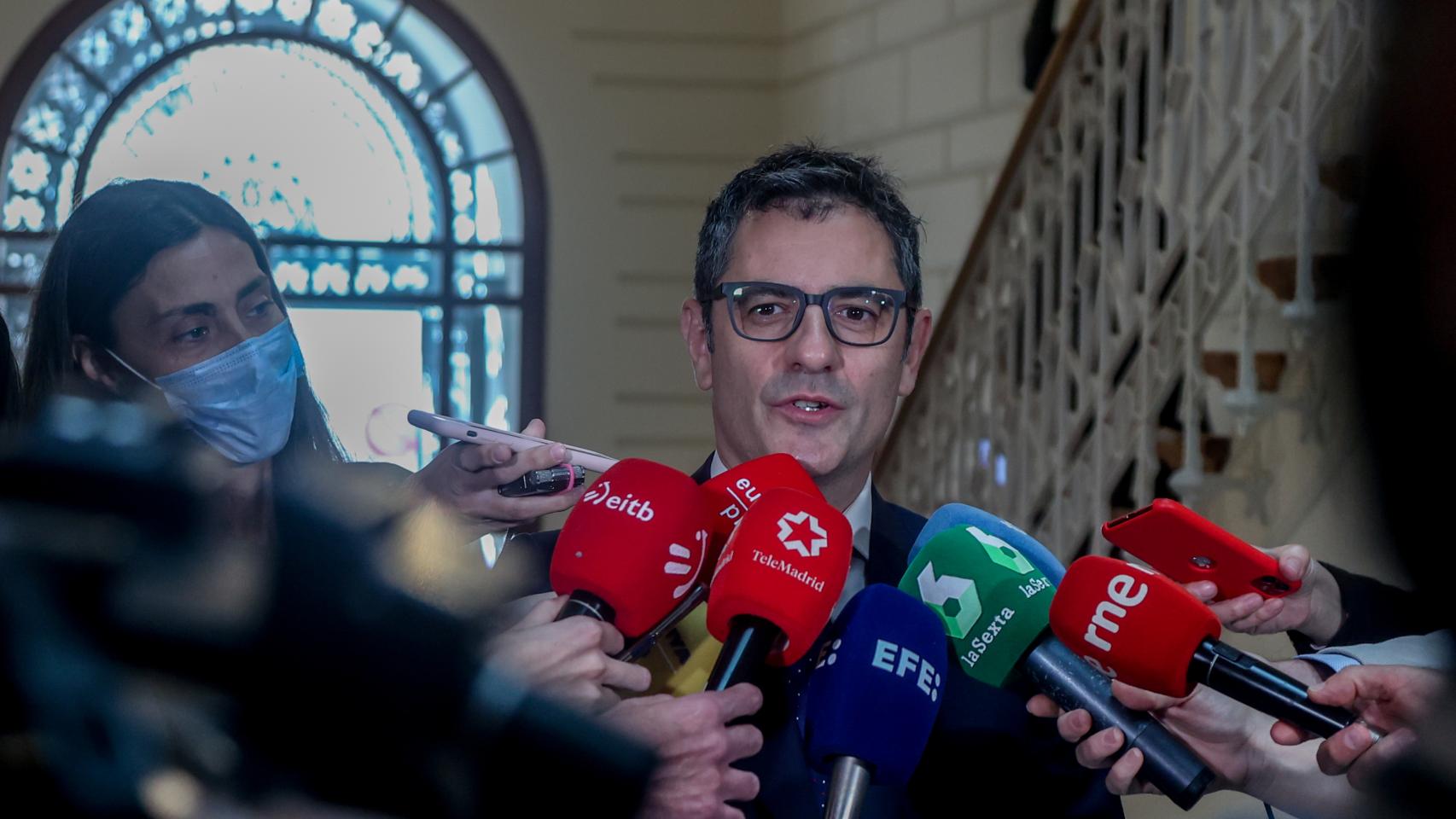 El ministro de la Presidencia, Félix Bolaños; atiende a los medios en el acto de homenaje por el 50 aniversario del fallecimiento de Clara Campoamor.