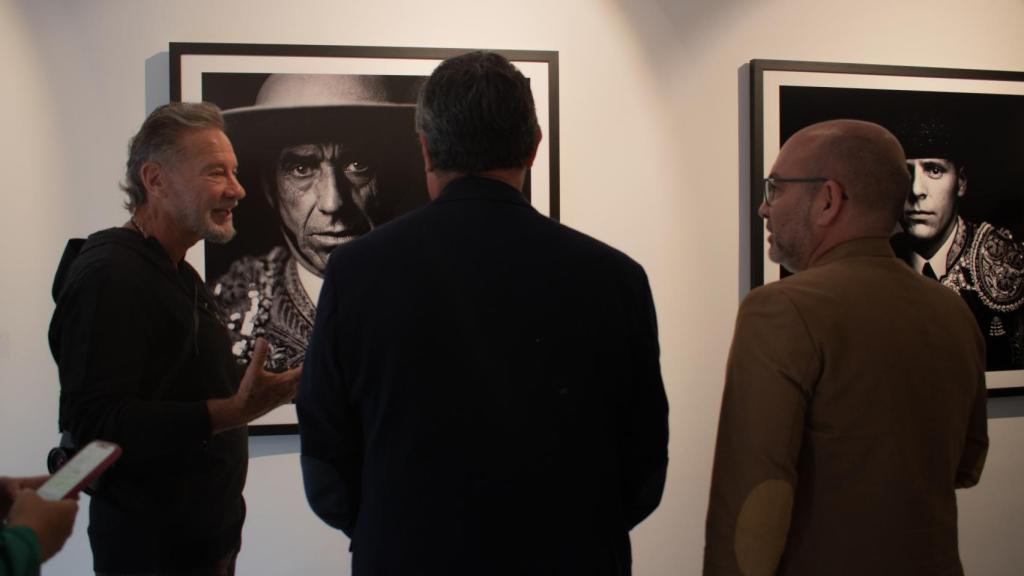 Sandro Miller, junto a una de sus fotografías.
