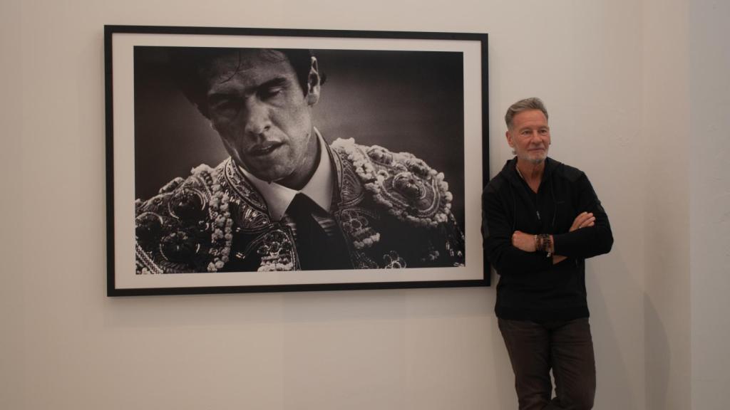 Sandro Miller, junto a una de sus fotografías.