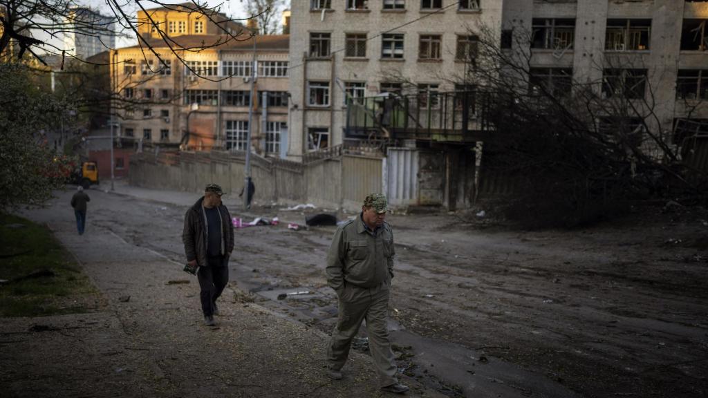 Varios ucranianos, caminando al lado de una zona de Kiev en la que se produjo una explosión el pasado 29 de abril