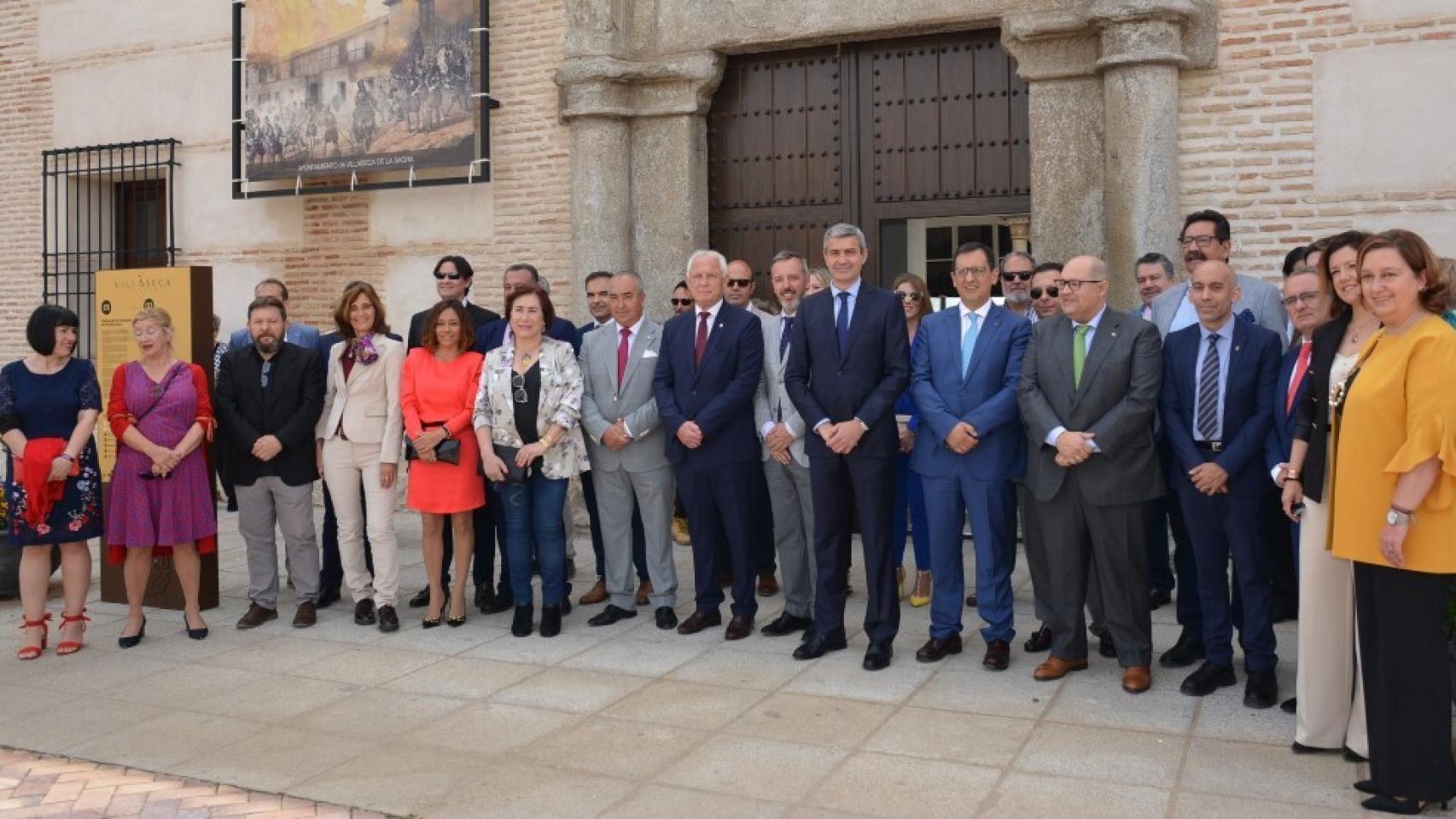 Foto de familia del acto conmemorativo del 50 aniversario de la Mancomunidad de la Sagra Baja.