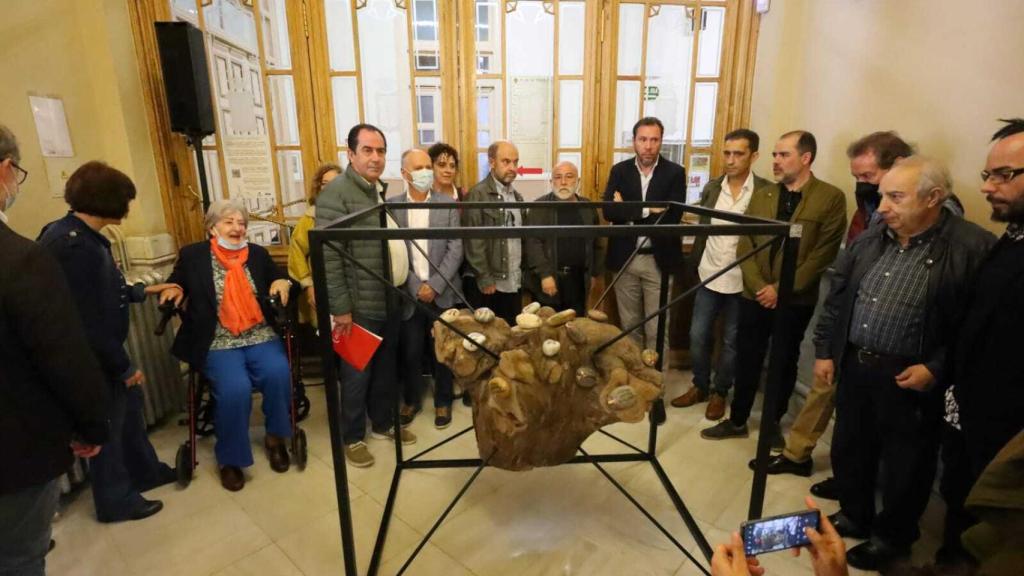 Escultura de Manuel Sierra en el vestíbulo del Ayuntamiento
