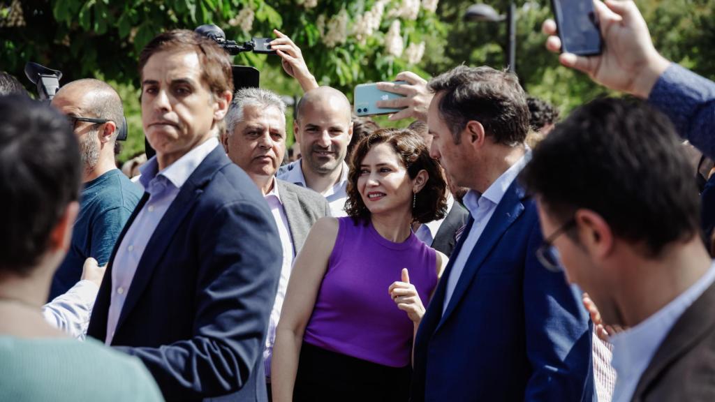 La presidenta de la Comunidad de Madrid, Isabel Díaz Ayuso, llega al acto de campaña en Majadahonda.
