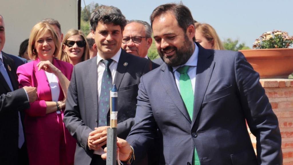 Paco Núñez enciende la mecha de un cohete en la romería del Valle.