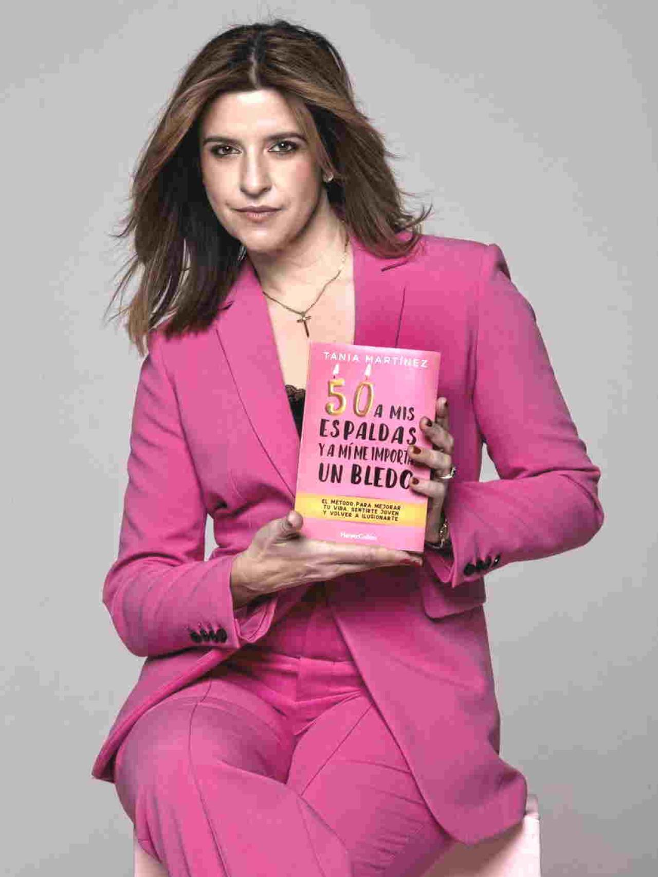 La autora Tanía Martínez con su libro en las manos.