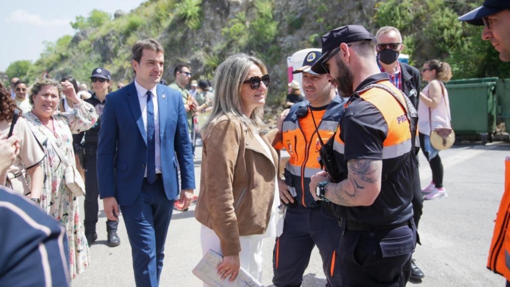 La alcaldesa saluda en el Valle a miembros de Protección Civil.