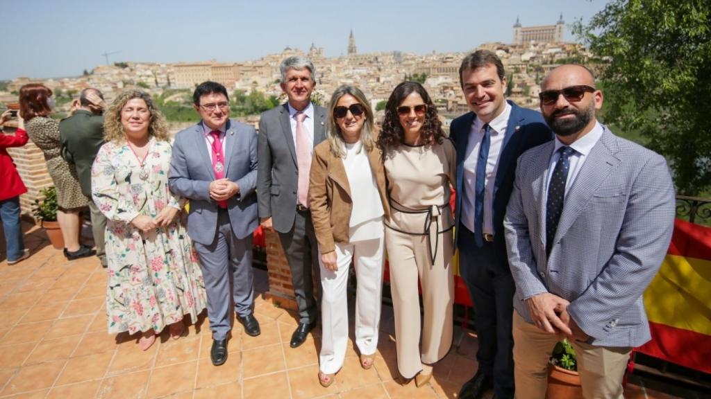 Tolón, con miembros de su equipo de gobierno y gabinete.
