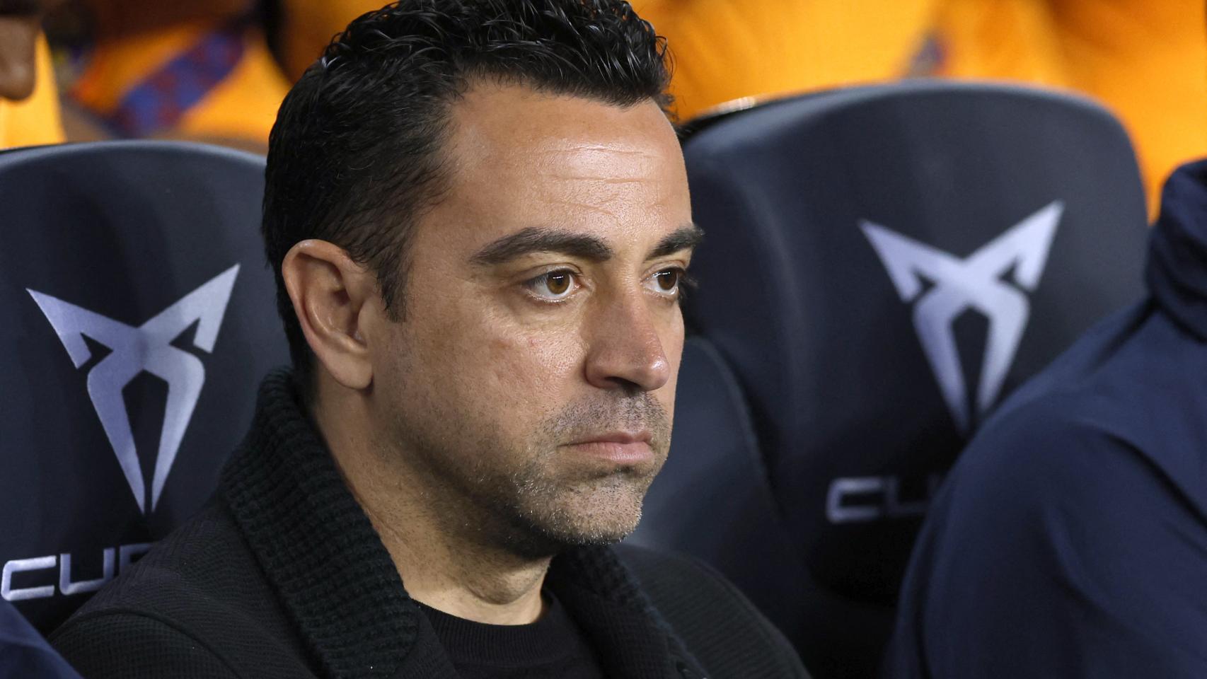 Xavi Hernández en el banquillo del Camp Nou