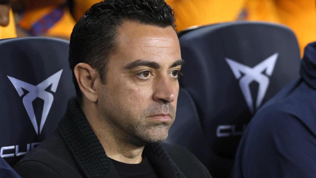 Xavi Hernández en el banquillo del Camp Nou
